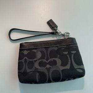 Coach zip Wristlet - Black & Grey - classic Coach. Leather trim. Fabric lining.